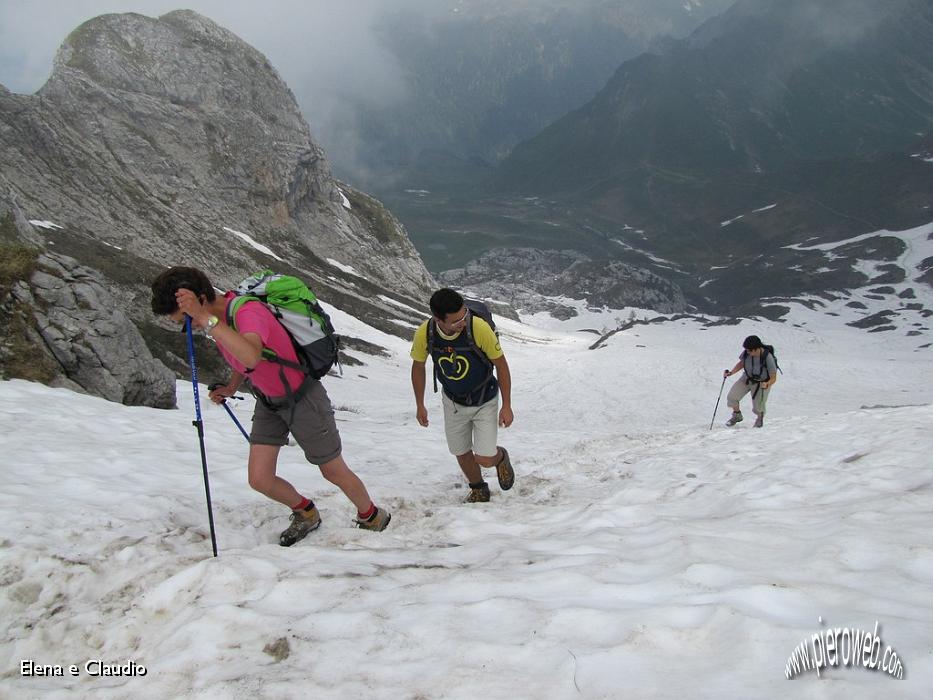 07 Sul nevaio verso la Bocchetta di Corna Piana.JPG